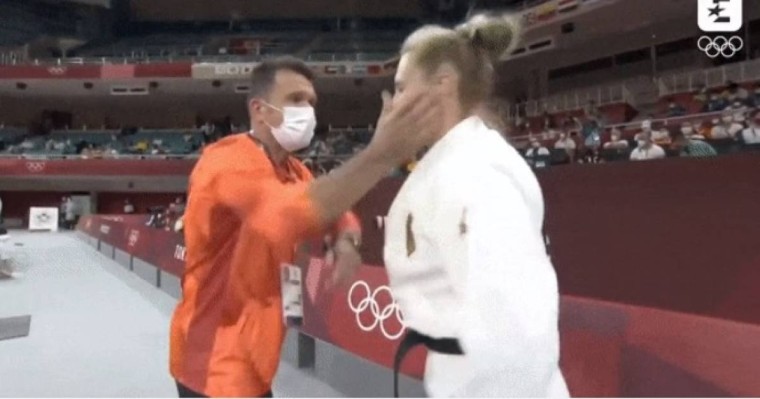 Желіге дзюдошыны шапалақпен ұрған жаттықтырушының видеосы тарап кетті