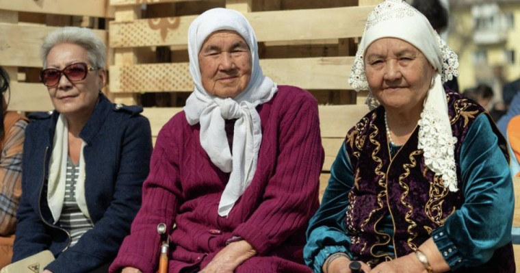 Ер мен әйелдің зейнет жасы қысқарады: Министрлік түсінік берді