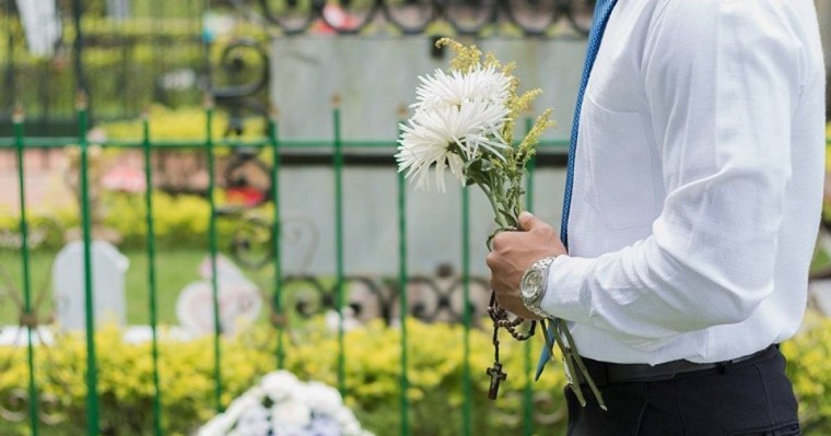 Жерлеу рәсімі кезінде сұмдық жағдай болды - видео