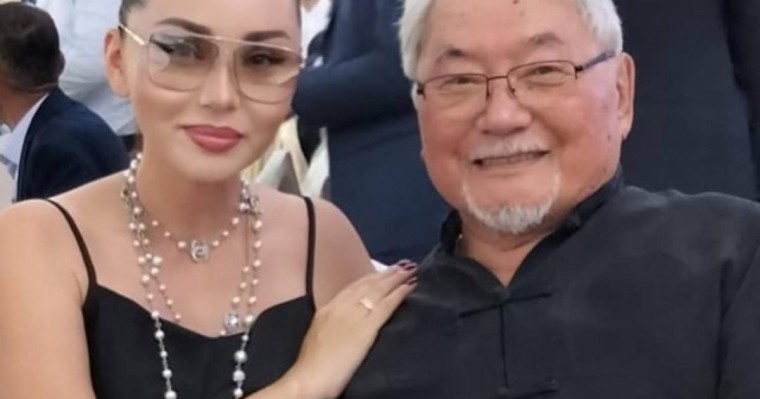 "Мүмкін сізге қайын атаңыз ғашық шығар". Ашық образда  қайын атасымен құшақтасып суретке түскен продюсер сынға қалды