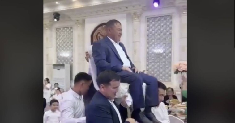 «Ажырасып кетсем де көтермес едім»: Қайын атасына құрмет көрсеткен күйеу балалар жұртқа жақпай қалды (ВИДЕО)