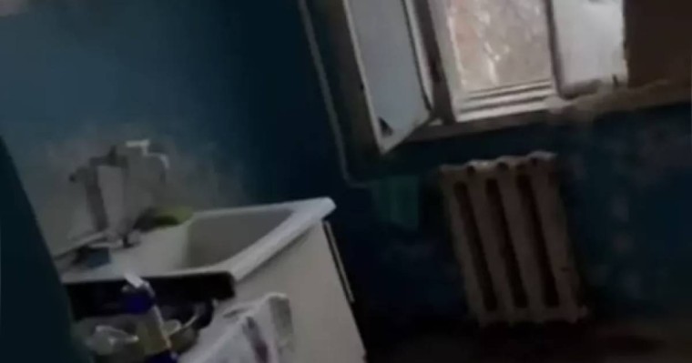 «Мазақ қой»: Атырауда әкімдік баспанаға мұқтаж анаға адам тұрмайтын пәтер сыйлаған (ВИДЕО)