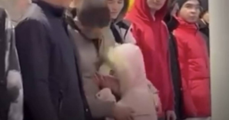 "Әскерден қайтып оралған кезіңді көрейік". Ағасын әскерге шығарып салған кішкене қыз көпшіліктің жүрегін елжіретті