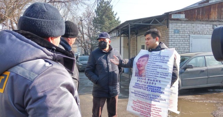 Алматы тұрғыны консулдық алдында Қытайда сотталған інісі туралы ақпаратты талап етті