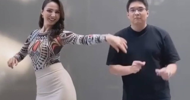 Күйеуін алдау: Қайрат Нұртастың жары жас жігітпен бөксесін бұлғаңдатып биледі 