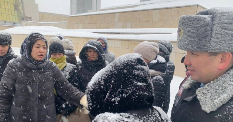 Ақорда маңына жиналған борышкерлер Тоқаев және Қошановпен кездесуді талап етті