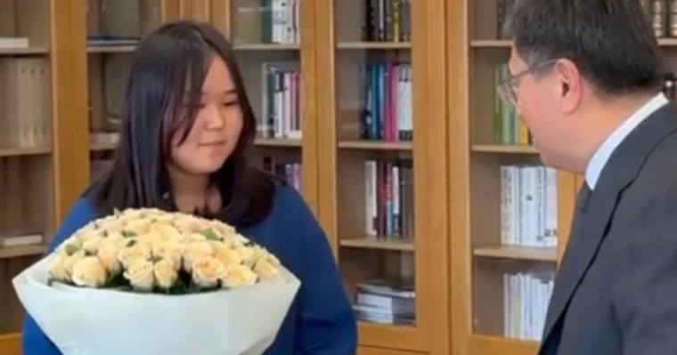 Қоғамдық көлікте қарияны қорғаған қызға Алматы әкімі алғыс білдіріп, марапаттады