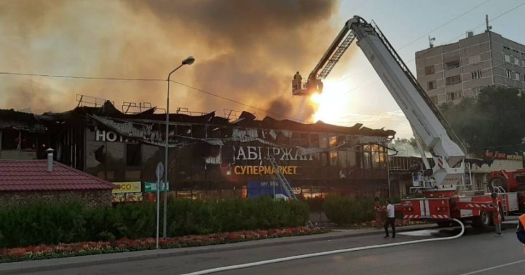 Алматыда ірі супермаркет өртеніп жатыр – видео