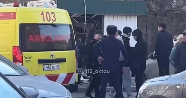 Ақтауда көлік дүкенге соғылып, салдарынан бойжеткен қысылып қалған