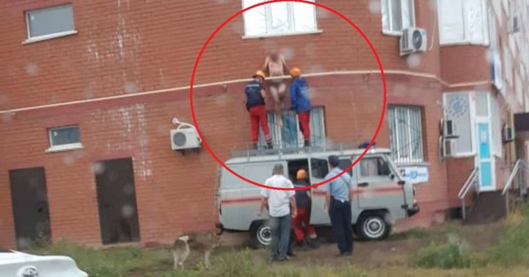 Оралда іш киім киген ер адам құбыр мен үйдің қабырғасы арасына қыстырылып қалды