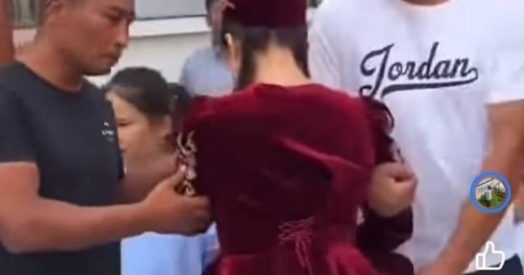 Қызды ұзатуда теріс қаратып шығарып салған видео елдің сынына ұшарады