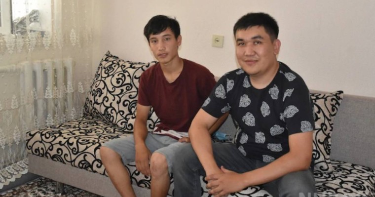 Ақтөбеде 50-60 мың теңге жалақы алатын күзетшілер жетім балаға баспана сыйлады