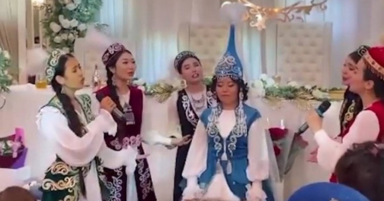 Голландиялық жігітке тұрмысқа шыққан қазақ қызы халық әнімен ұзатылды (видео)