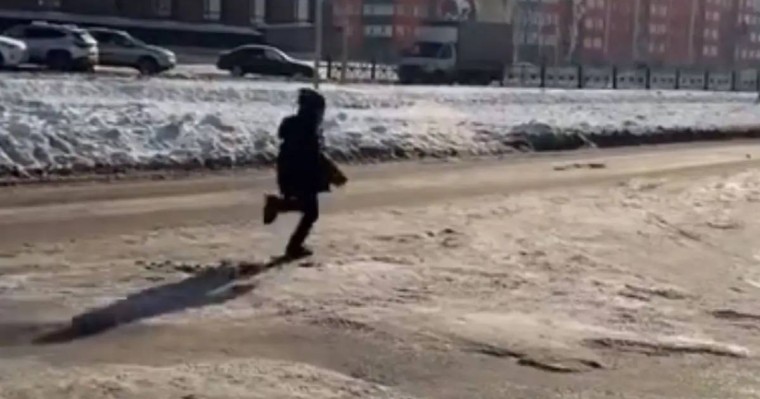 «Мама, тоқташы!»: Астанада анасы баласын көлікке мінгізбей, кетіп қалған (ВИДЕО)