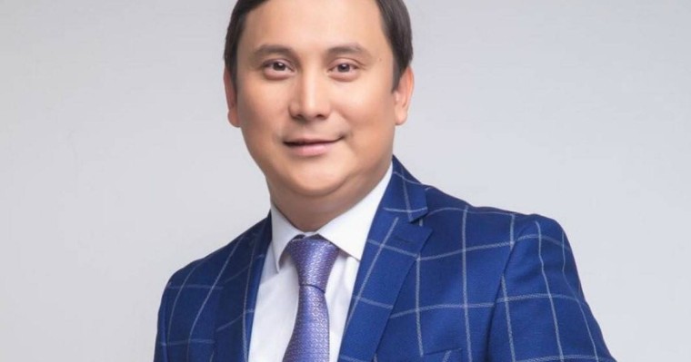 "Дәрігерлердің көңілін көтергенше, айлығын көтермей ме?": Актер Қайрат Әділгерей салют атқандарды сынға алды