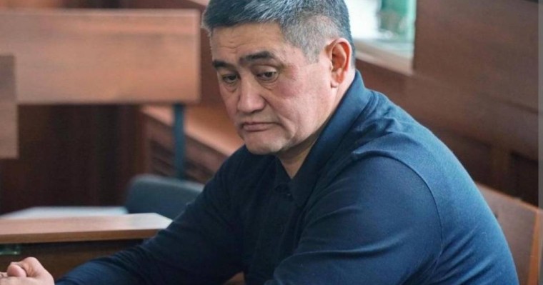 Желіде қамауда жатқан Күдебаевтың камера ішінде мерекелік дастархан жайған фотосы тарады (фото)