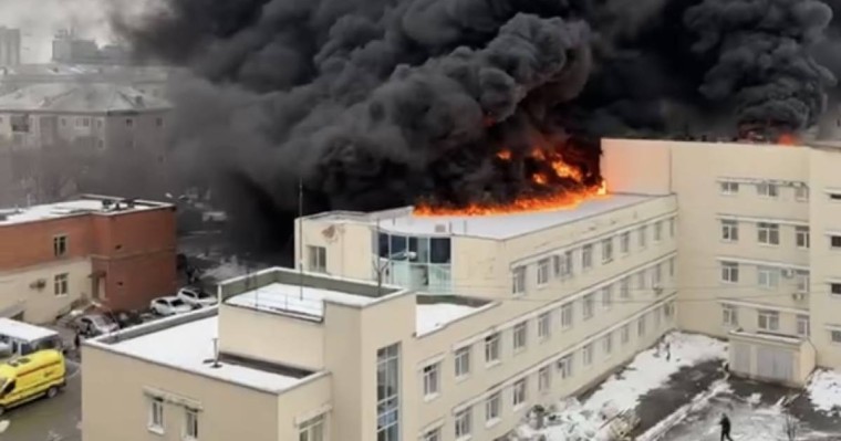 Екатеринбургтегі емхана өртеніп, адамдар терезеден секіруде