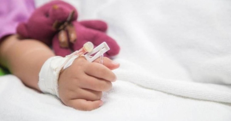 1 жасар сәби коронавирустан қайтыс болды. Дәрігерлер түсініктеме берді