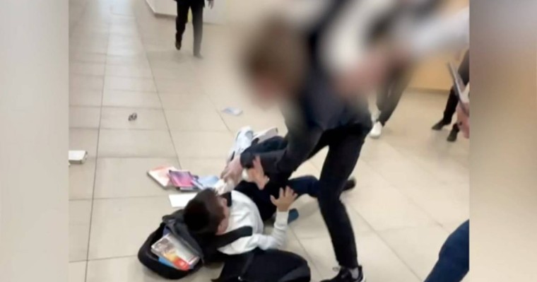 Ақтауда бір топ оқушы құрдасын ұрып-соғып, әбден тепкен (ВИДЕО)