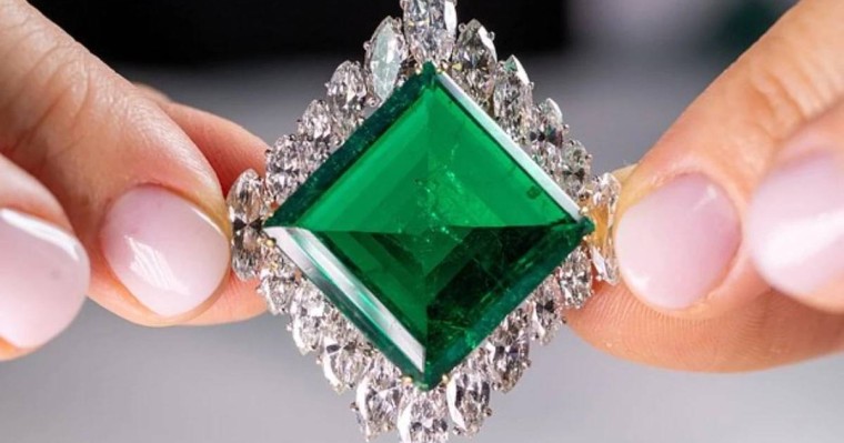 Аукционда Мұхаммед пайғамбардың ұрпағы саналатын ер адамның асыл тасты әшекейі ең қымбат бағаға сатылып рекорд орнатты