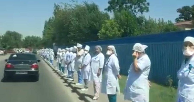 Медқызметкерлерді аза тұту күнінде далаға шығарды: Видео қазақстандықтардың наразылығын туғызды