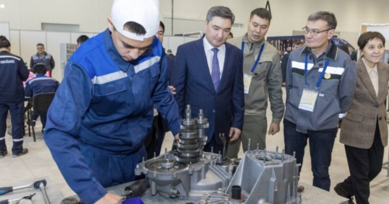 Олжас Бектенов WorldSkills Kazakhstan кәсіби-техникалық дағдылар чемпионатының қатысушыларымен кездесті