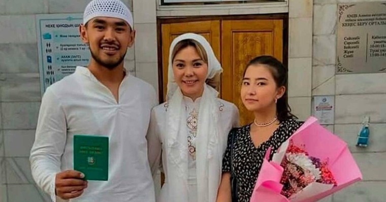 Танымал актер өзінен 8 жас үлкен актрисаға құда түсті (видео)