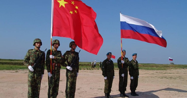 Ресей мен Қытай басшылары автократияға арқа сүйеді