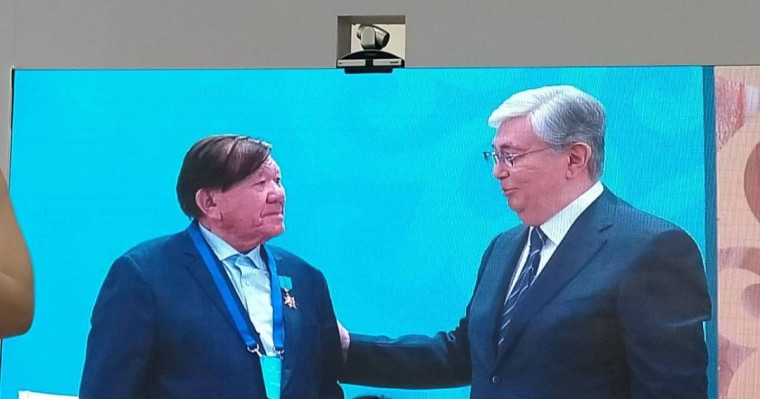 Президент ақын Мұхтар Шахановқа Қазақстанның Еңбек ері атағын берді