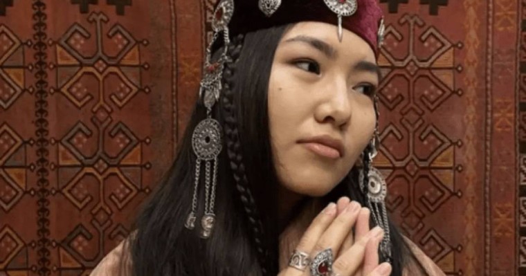 "Миға қонбайтын нәрсе": белгілі әнші Еңлік Құрарбек танымал тележүргізуші Динара Сәтжанға жауап берді