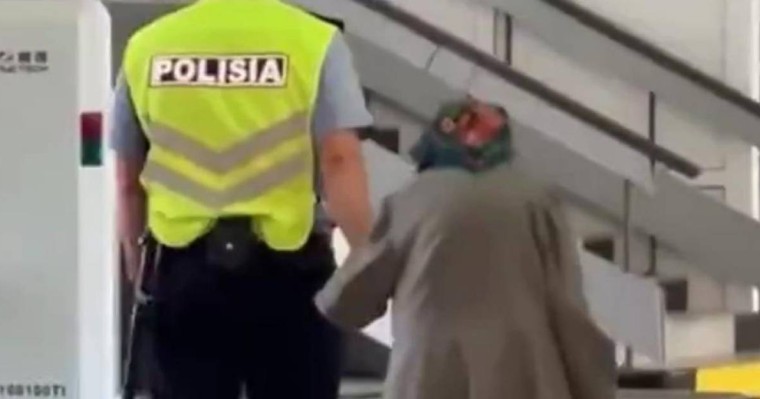 Желі жұлдызы: полицей вокзалда адасқан әжейдің қолынан ұстап, жетектеген