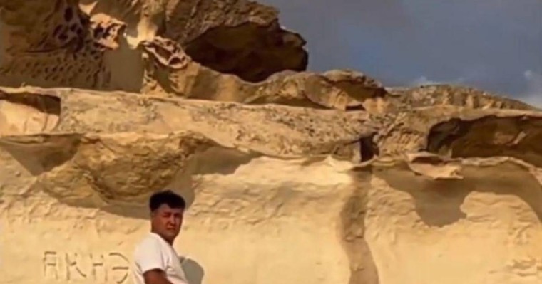 Маңғыста тауды қашап, «Ақнәзік» деп жазу жазған директор қызметінен кетті