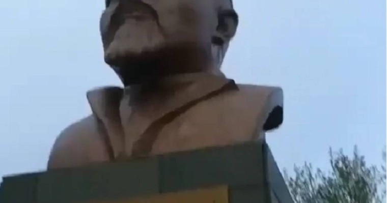 Лениннің ескерткішін Абайдың мүсініне айналдыра салған…