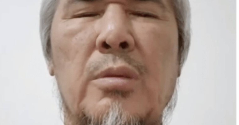 «Ағамыздың әруағынан ұялып отырмын»: Талғат Рысқұлбеков қызын мектепке орамалмен кіргізбесе Шешенстанға кететінін мәлімдеді