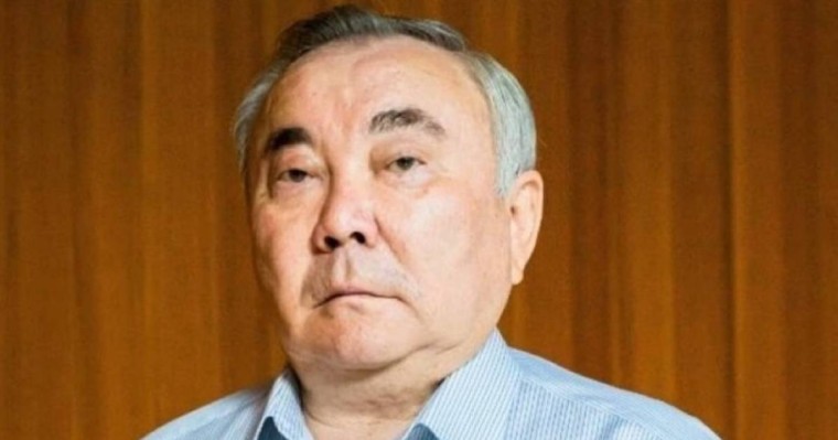 "Әрекетке қабілетсіз Болат Назарбаев мүгедектер арбасымен қозғалады"