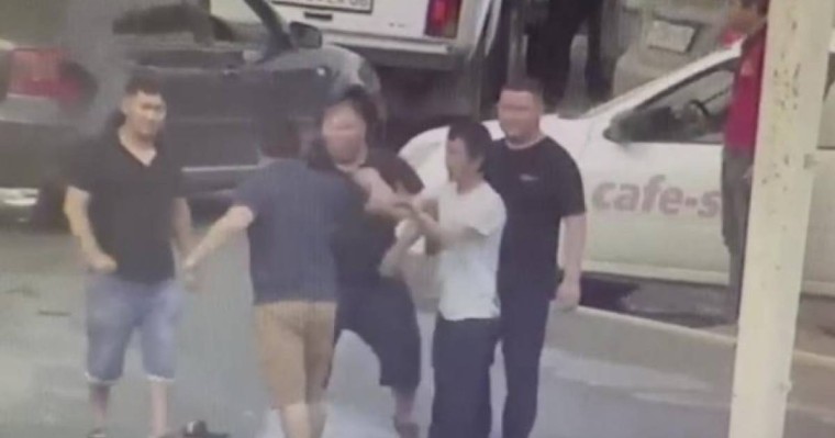 Атырауда қоғамдық орында төбелескен үш жігіт жазаланды