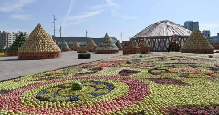 EXPO маңына жиналған жұртшылық Тәжікстанның ұйымдастырған көрмесін тас-талқан етті