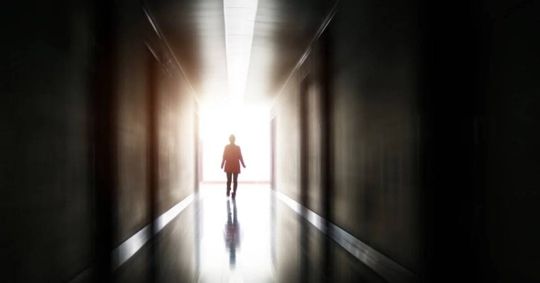 Сотталған әйел аурухана терезесінен төсектің жаймасымен түсіп, қашып кеткен