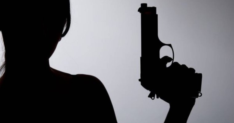 Қаруға ұқсас затпен қайыр сұрап жүрген әйел ақтаулықтарды шошытты