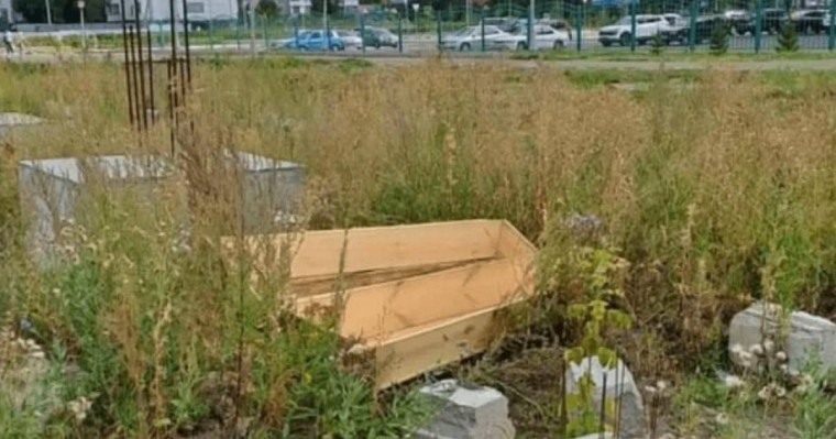 Мәйітхана қызметкерлері шығарып тастаған: Петропавл көшелерінің бірінен табыт табылды
