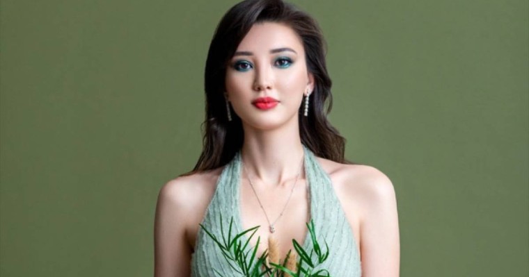 Сәбина Алтынбекова үйлену тортын көрсетті