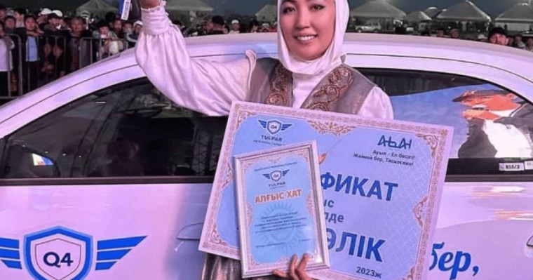 Айтыскер ақын Сара Тоқтамысова темір тұлпар тізгіндеді