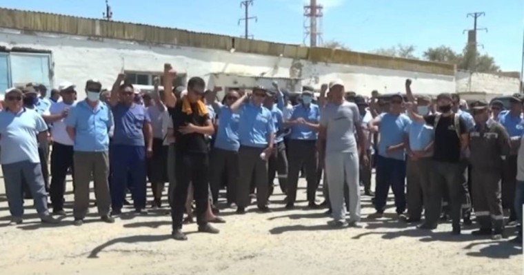 Жаңаөзенде тағы шу: 300-ге тарта жұмысшы наразылыққа шықты