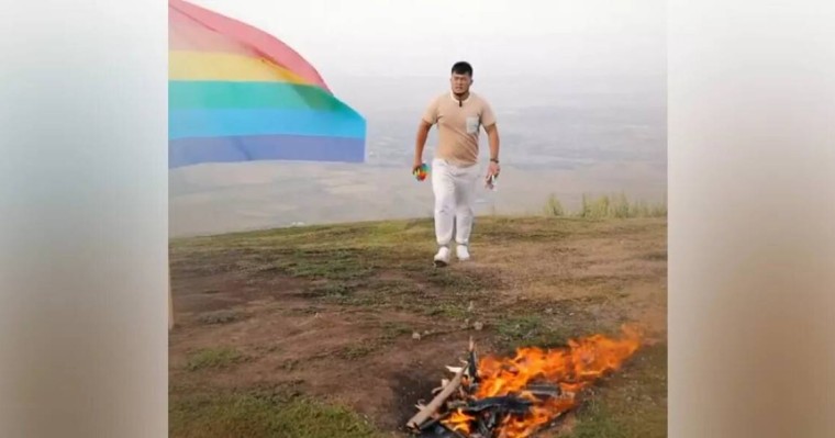1,3 млн оқырманы бар отандық блогер ЛГБТ туын өртеді (видео)