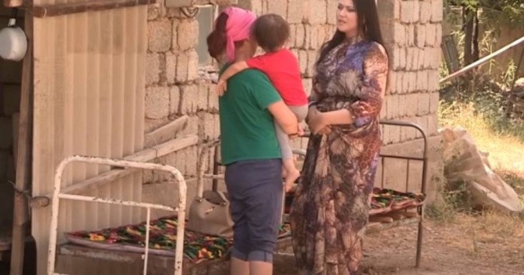 Мәжбүрлеп тұрмысқа беріп, үйінен қуып шыққан: Түркістандық көпбалалы ана далада қалған