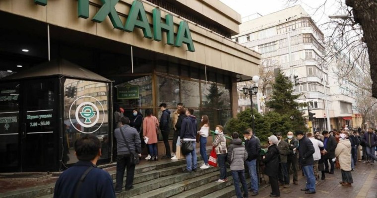 Алматыда дәріхана басшысы тексеруге келген депутатты сыртқа қуып шықты