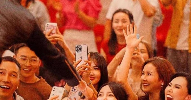 «Рахат-ай...» Қытайға концерт қоюға барған Нұрболат Абдуллинді қыздар ерекше қарсы алды