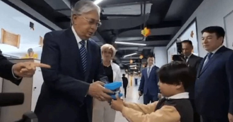 "Кездесуге үлгермей қалдым": Алматылық жеткіншек Тоқаевқа өз қолымен жасаған сыйлығын тарту етті (видео)