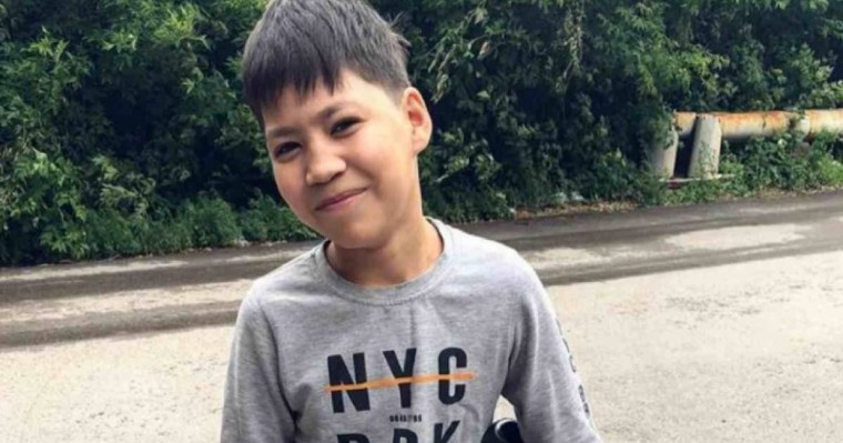 "Анама көмектескім келеді": Қарағандыда 13 жастағы жеткіншек түскі ас жеткізумен айналысады