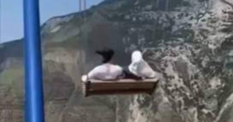 Құз басындағы әткеншектен шатқалға құлаған қыздар видеоға түсіп қалды